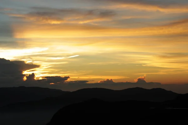 Gün Batımı Şafak Dağlarda Güneşin Bulutların Renkli Gökyüzü Arkasında — Stok fotoğraf