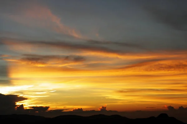 Sunset Dawn Bergen Solen Bakom Molnen Färgglada Himlen — Stockfoto