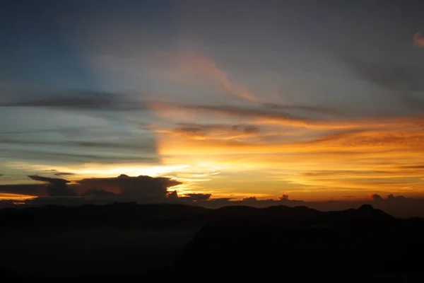 Zonsondergang Dawn Bergen Zon Achter Wolken Kleurrijke Hemel — Stockfoto