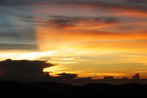 Zonsondergang Dawn Bergen Zon Achter Wolken Kleurrijke Hemel — Stockfoto