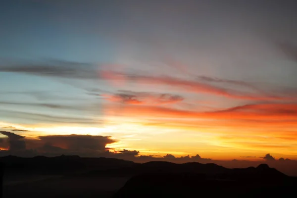 Sunset Dawn Bergen Solen Bakom Molnen Färgglada Himlen — Stockfoto