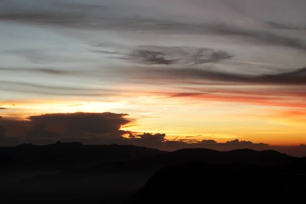 Gün Batımı Gündoğumu Dağlarda Güneşin Bulutların Renkli Gökyüzü Arkasında — Stok fotoğraf