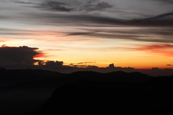 Gün Batımı Gündoğumu Dağlarda Güneşin Bulutların Renkli Gökyüzü Arkasında — Stok fotoğraf