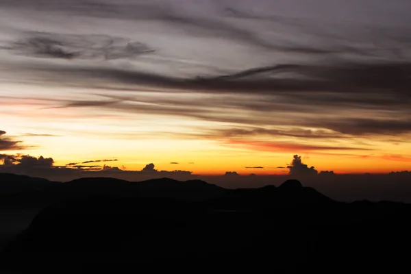 Ηλιοβασίλεμα Ανατολή Ηλίου Στα Βουνά Ήλιος Πίσω Από Σύννεφα Πολύχρωμο — Φωτογραφία Αρχείου