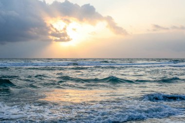 Gün batımında okyanus (deniz)