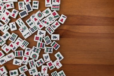 Mahjong kahverengi ahşap arka plan üzerinde beyaz-yeşil çini. Boş yere değil.