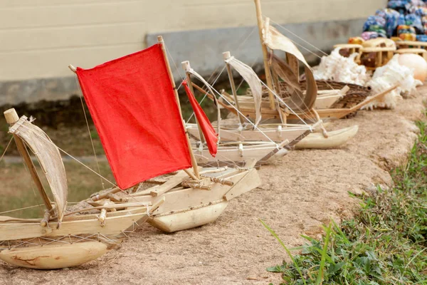 Jouets Bateau Bois Faits Main Avec Des Voiles Rouge Vif — Photo