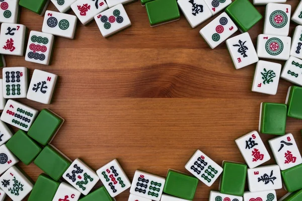 Weiß Grüne Fliesen Für Mahjong Auf Braunem Holzgrund Leerer Platz — Stockfoto