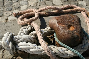 Bir deniz düğüm tarafından bir ip tarafından deniz gemi quay için bağlı bir kablo bağladım