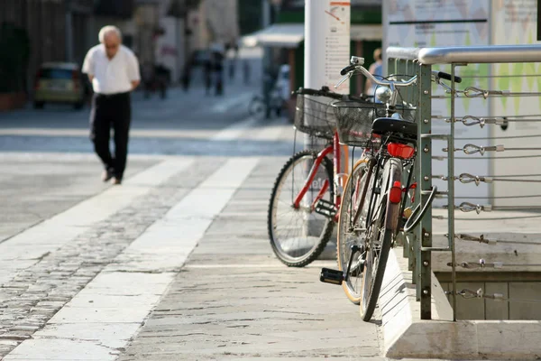 Sommaren Italien Cykel Torget Med Gatsten — Stockfoto