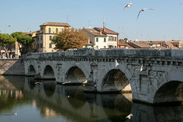 Estate Italia Rimini Ponte Tiberio Gabbiani Sul Ponte Colorato — Foto Stock