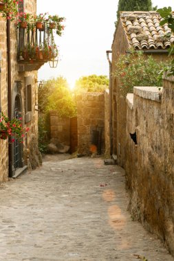 Yaz. İtalya. Civita di Bagnoregio. Tipik İtalyan (Avrupa) sokak