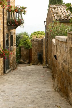 Yaz. İtalya. Civita di Bagnoregio. Tipik İtalyan (Avrupa) sokak
