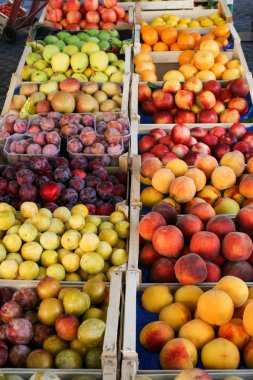 Ahşap kutularda meyve