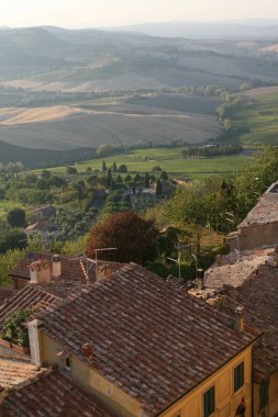Yaz. Tipik bir İtalyan köyü. Montepulciano. Evlerin çatıları görünümünü
