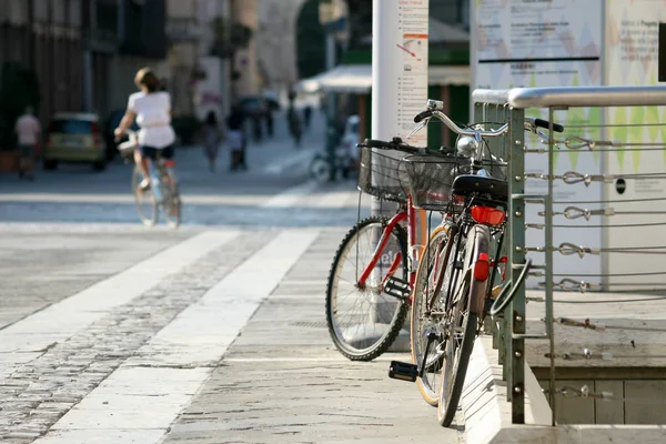 Sommaren Italien Cykel Torget Med Gatsten — Stockfoto