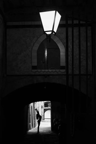 Siyah Beyaz Fotoğraf Bir Kız Bir Kemer Altında Bir Fener — Stok fotoğraf