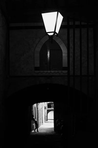 Černobílé Fotografie Silueta Dívky Oblouku Pod Lucernou — Stock fotografie
