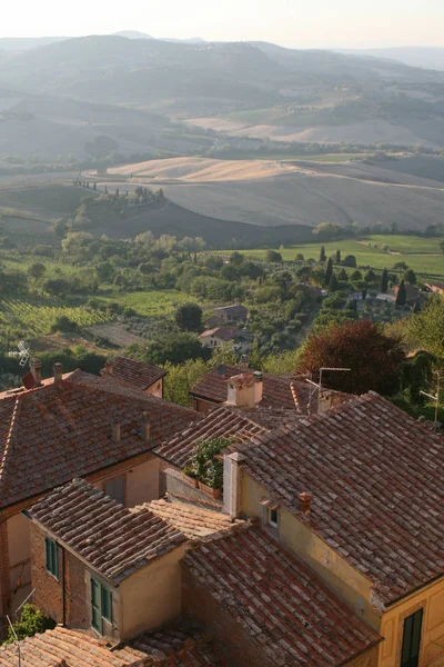 Létě Typické Italské Vesnice Montepulciano Pohled Střechy Domů — Stock fotografie