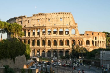 Yaz. İtalya. Roma. Colosseum görünümünü akşam