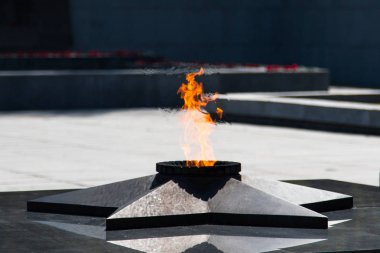 Sonsuz alev. zafer ve bellek için bir haraç sembolü