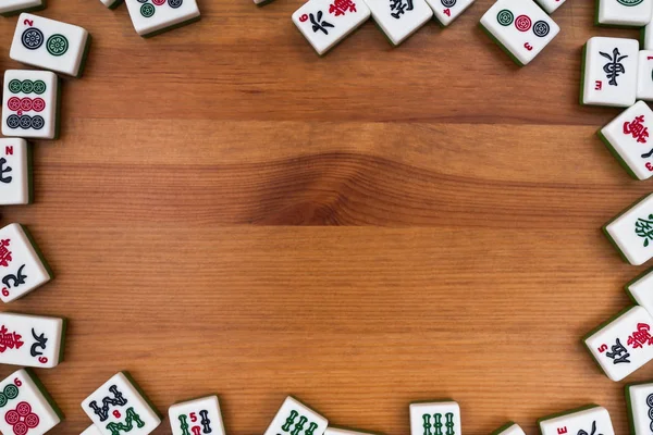 Fehér Zöld Csempe Mahjong Egy Barna Háttér Üres Hely Közepén — Stock Fotó