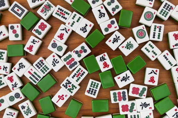 Azulejos Blanco Verdes Para Mahjong Sobre Fondo Madera Marrón Hay —  Fotos de Stock