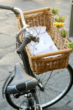 Bisiklet bir hasır sepet, çiçekler ile