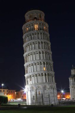 Yaz. İtalya. Pisa. Pisa Kulesi gece görünümü