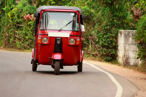 Autorickshaw Rosso Sulla Strada — Foto Stock