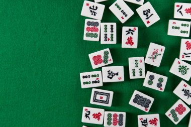 Beyaz-yeşil çini yeşil kumaş arka plan üzerinde üzerinde mahjong için. Soldan emty alan