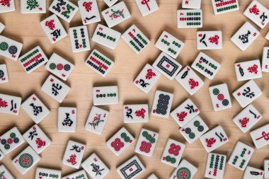 Mahjong kahverengi ahşap arka plan üzerinde beyaz-yeşil çini.