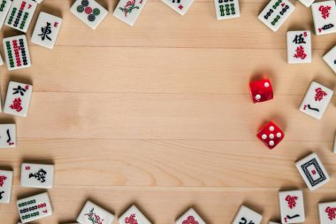 Kırmızı zar ve kemiklere mahjong hafif kahverengi ahşap arka plan üzerinde (kiremit).