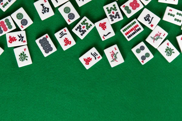Azulejos Blanco Verdes Para Mahjong Sobre Fondo Madera Marrón Espacio — Foto de Stock