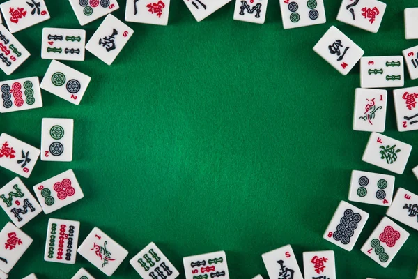 Biało Zielone Płytki Dla Mahjong Brązowym Tle Drewnianych Puste Miejsce — Zdjęcie stockowe