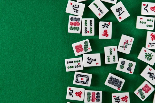 Piastrelle Bianco Verdi Mahjong Sfondo Stoffa Verde Spazio Sulla Sinistra — Foto Stock