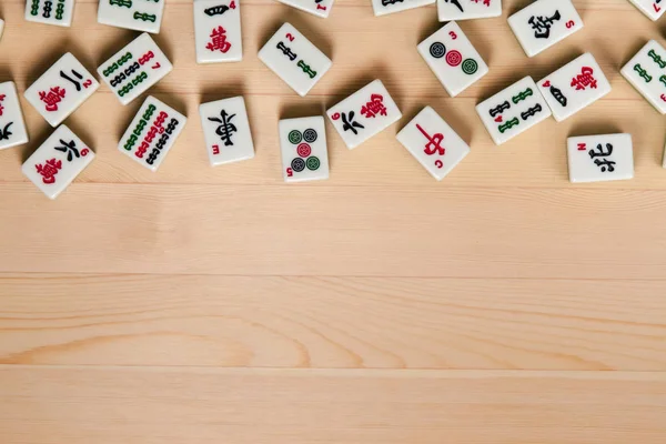 Azulejos Branco Verde Para Mahjong Fundo Madeira Marrom Espaço Vazio — Fotografia de Stock