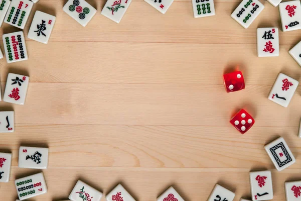 Red Dice Bones Tiles Mahjong Light Brown Wooden Background — Stock Photo, Image