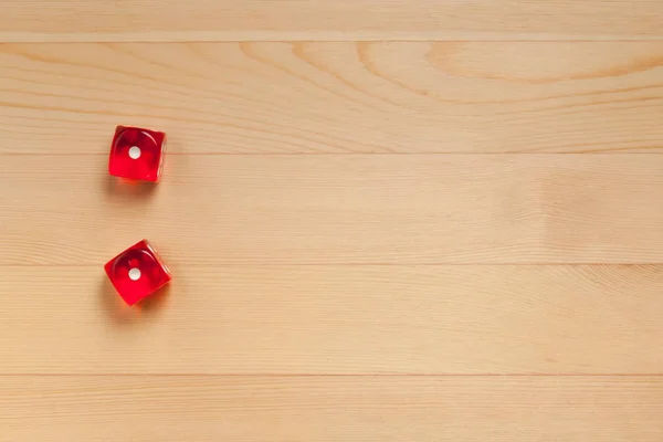 Dados Rojos Sobre Fondo Madera Marrón Claro Descartado —  Fotos de Stock