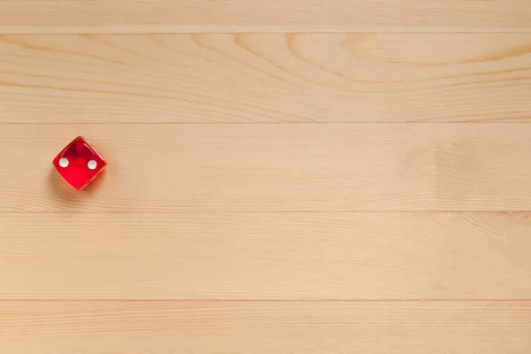 Dados Rojos Sobre Fondo Madera Marrón Claro Descartado —  Fotos de Stock