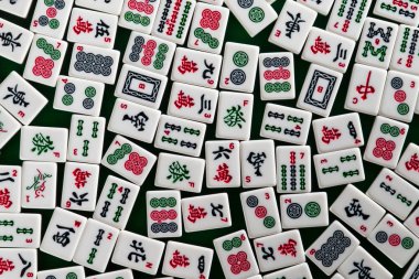 Beyaz-yeşil çini için yeşil kumaş arka plan üzerinde üzerinde mahjong
