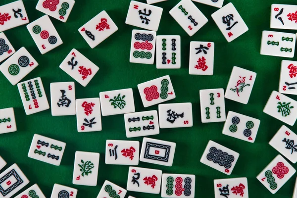 Biało Zielone Płytki Mahjong Tle Zielonym Suknem — Zdjęcie stockowe
