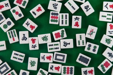 Beyaz-yeşil çini için yeşil kumaş arka plan üzerinde üzerinde mahjong