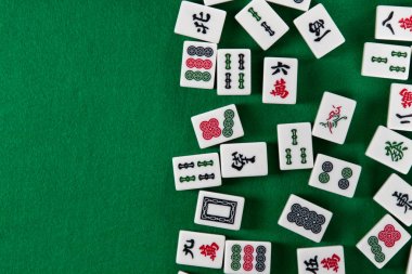 Beyaz-yeşil çini için yeşil kumaş arka plan üzerinde üzerinde mahjong