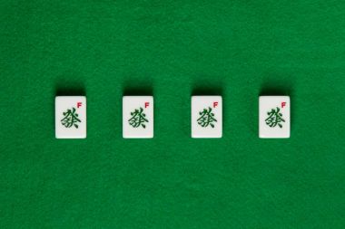 Beyaz-yeşil yeşil kumaş üzerine mahjong döşeme. 4 ejderha