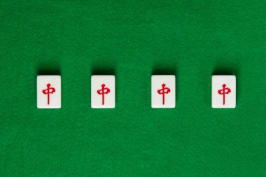 Beyaz-yeşil yeşil kumaş üzerine mahjong döşeme. 4 ejderha