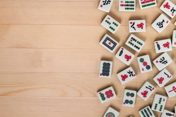 Azulejos Blanco Verdes Para Mahjong Sobre Fondo Madera Marrón Espacio —  Fotos de Stock