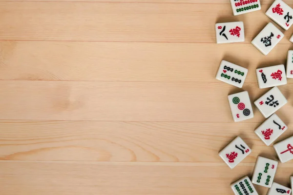 Fehér Zöld Csempe Mahjong Egy Barna Háttér Bal Oldali Üres — Stock Fotó