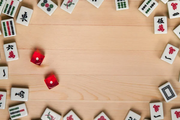 Röda Tärningar Och Ben Plattor För Mahjong Brun Trä Bakgrund — Stockfoto
