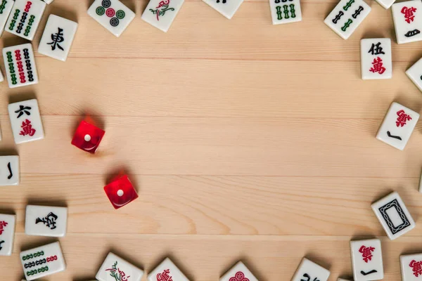 Kırmızı Zar Kemiklere Mahjong Hafif Kahverengi Ahşap Arka Plan Üzerinde — Stok fotoğraf